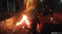 massa-demo-di-patung-kuda-membakar-water-barrier-yang-ada-di-jalan-medan-merdeka-barat-jakarta-pusat-kamis-1082023-malam_169.jpeg