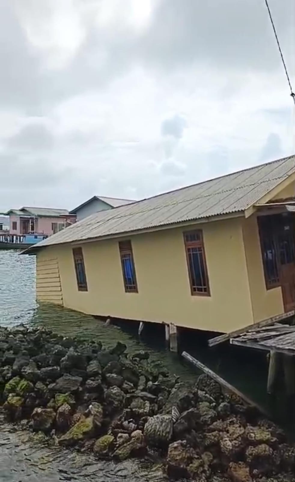 Rumah warga patah tiang pondasi, Desa Landan Palmatak.