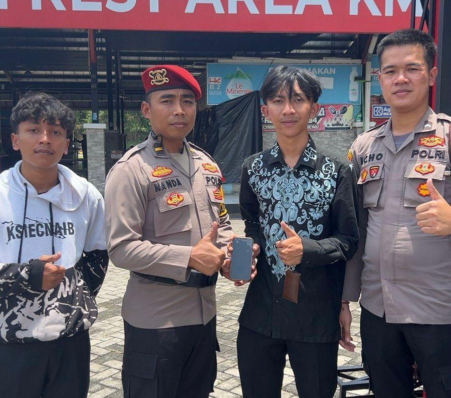 respons-cepat-dan-koordinasi-humanis-polisi-berhasil-kembalikan-ponsel-pemudik
