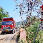 Truck Tronton lewati Jembatan Kecil