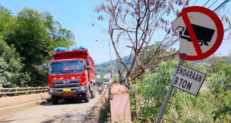 Truck Tronton lewati Jembatan Kecil