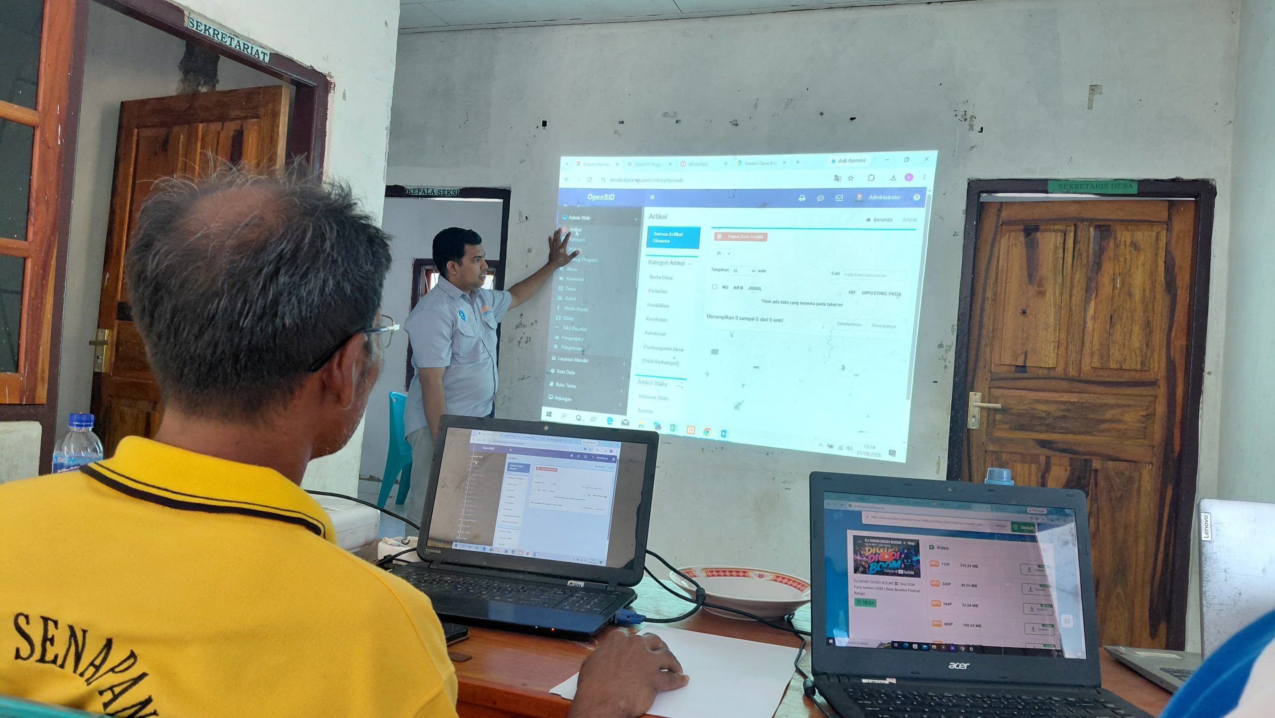 Kepala Desa Bidi praing menjelaskan tata kelola website 