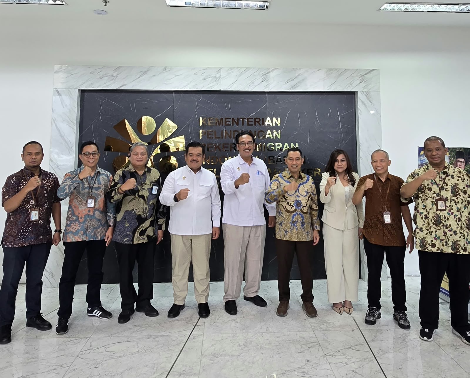 Direktur Utama Bank Jateng Bambang Widyatmoko bersama jajaran Pimpinan Bank Jateng dan perwakilan Kementerian Pelindungan Pekerja Migran Indonesia (KP2MI)