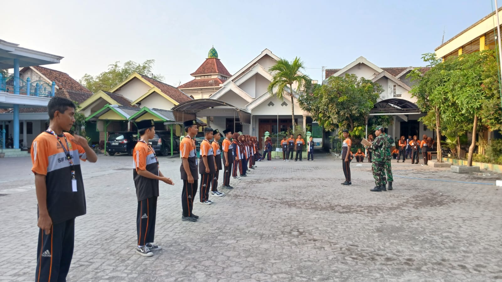 Bangkitkan Jiwa Patriotisme Generasi Muda, Serka Nurhuda Babinsa Karanggeneng Dampingi Pembinaan Tata Cara Upacara Sekolah di SMP Wachid Hasyim